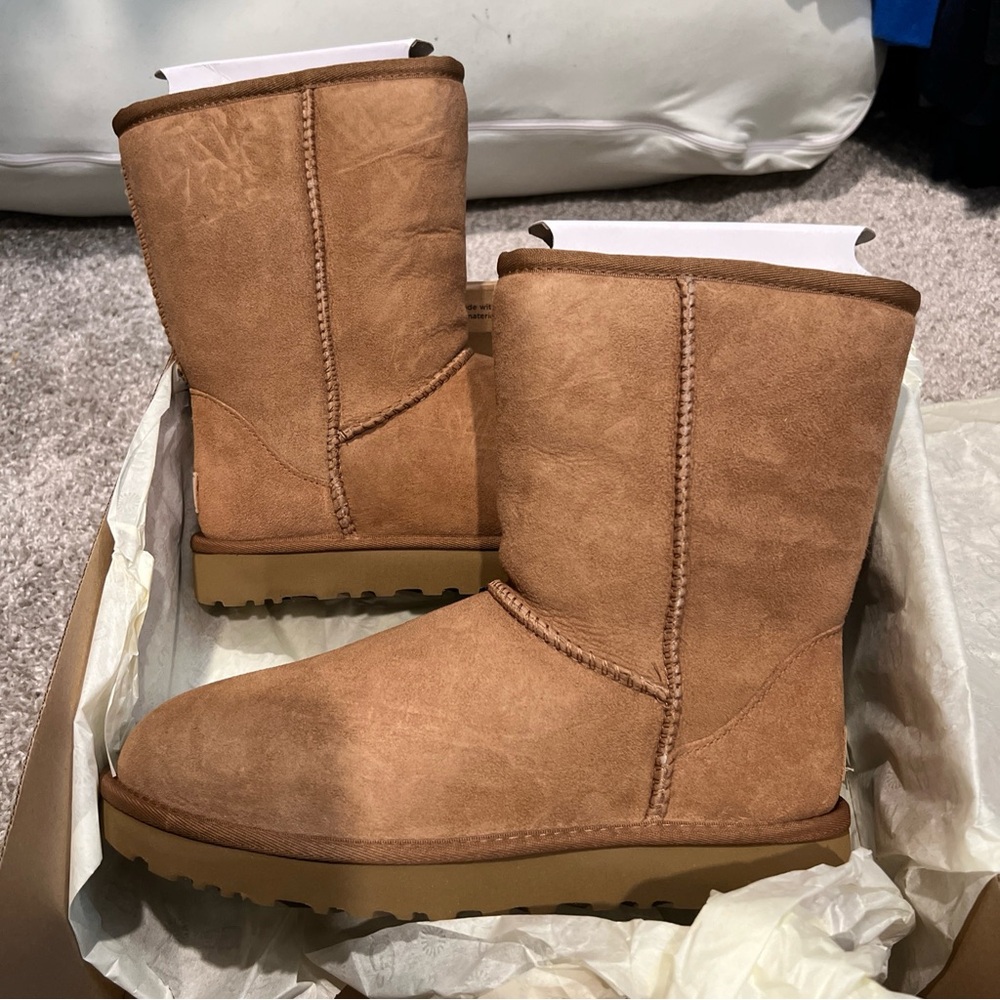 UGG Women's Classic Short II Sheepskin Fur Ankle Boots, Chestnut NIB NWT